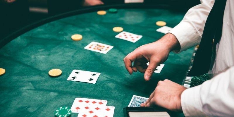 Không gian casino đổi thưởng trực tuyến tái hiện cảm giác sòng bạc sang trọng và sống động.